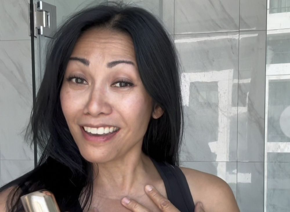 Dengan jadwal yang padat, Anggun memilih perawatan kulit yang praktis dan sesuai dengan gaya hidupnya