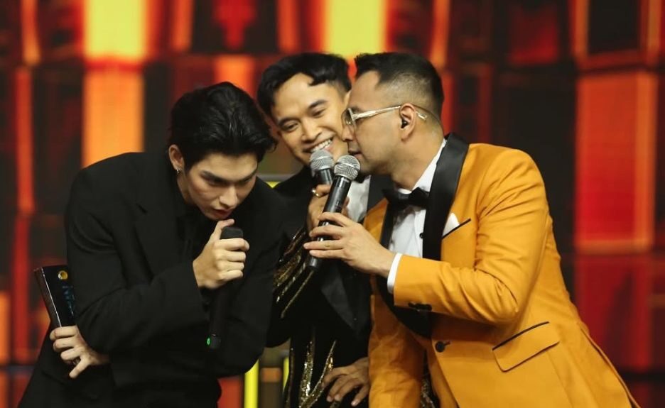 Aktor yang melejit lewat serial 2gether ini juga sempat berinteraksi dengan Raffi Ahmad, Enzy Storia dan Anwar Sanjaya