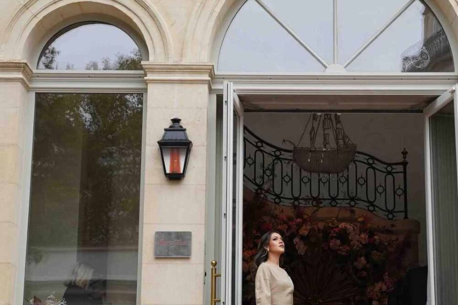 Raisa hadir mengenakan busana dress berwarna netral dan minimalis yang dipadukan dengan sepatu Rose Vivier Pumps