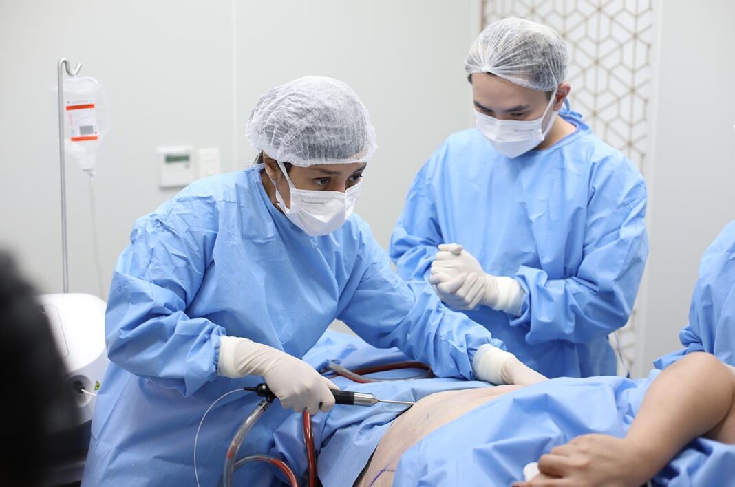 Proses operasi pengangkatan lemak dijalankan secara steril dan aman oleh tim medis berpengalaman, memastikan hasil yang proporsional dan natural.