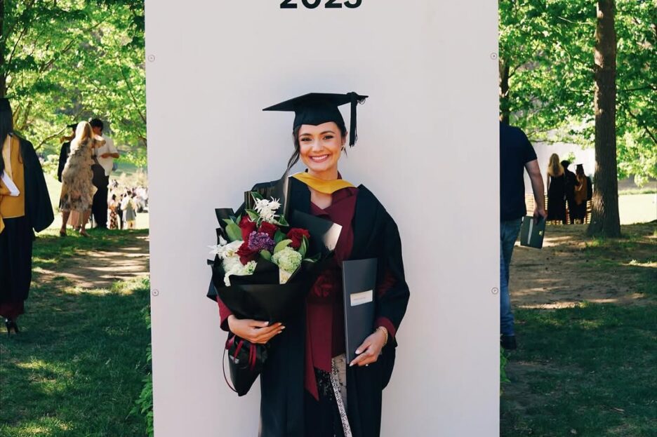 Amanda Rawles mengumumkan kelulusannya dari Universitas Macquarie, Australia