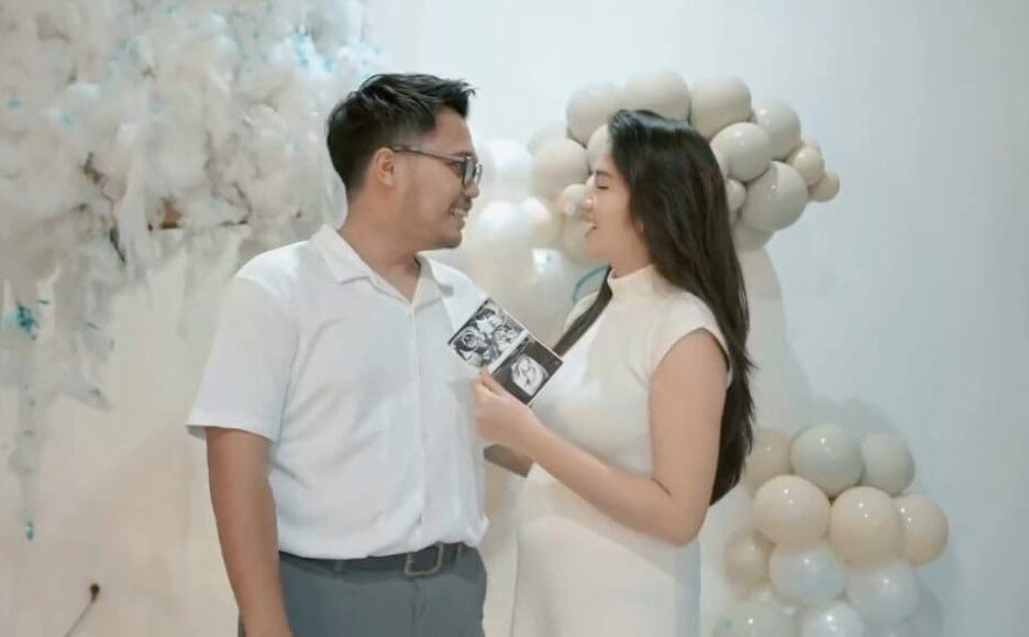 Wajah Ochi Rosdiana dan Luthfi nampak antusias ketika membuka kotak putih lalu melihat balon warna biru bertebaran