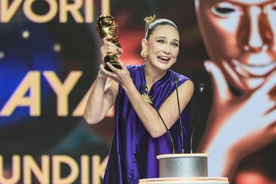 Luna Maya meraih piala Pemeran Utama Wanita Terfavorit versi Indonesian Movie Actors Awards (IMAA) 2025