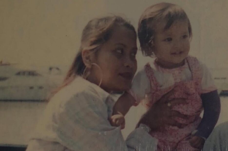 Jennifer Coppen pun mengenang perjuangan sang ibu, Hotimah, yang telah meninggal pada 2017