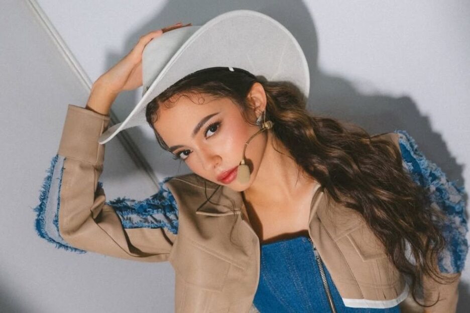 Raisa Marie mengenakan atasan denim yang dipadu dengan cropped jacket warna beige.