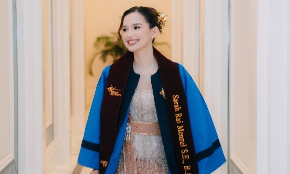 Sarah Menzel hadir di wisuda Binus University, tempat ia mendapat gelar Sarjana Ekonomi
