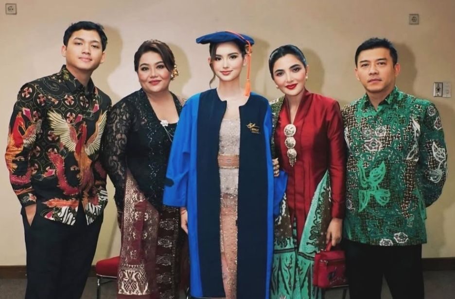 Sarah Menzel hadir di wisuda Binus University, tempat ia mendapat gelar Sarjana Ekonomi