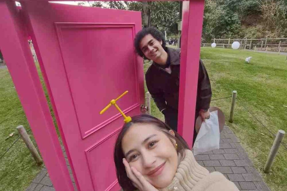 Prilly Latuconsina menikmati liburan tahun baru 2026 di Jepang bersama pacarnya, aktor Omara Esteghlal