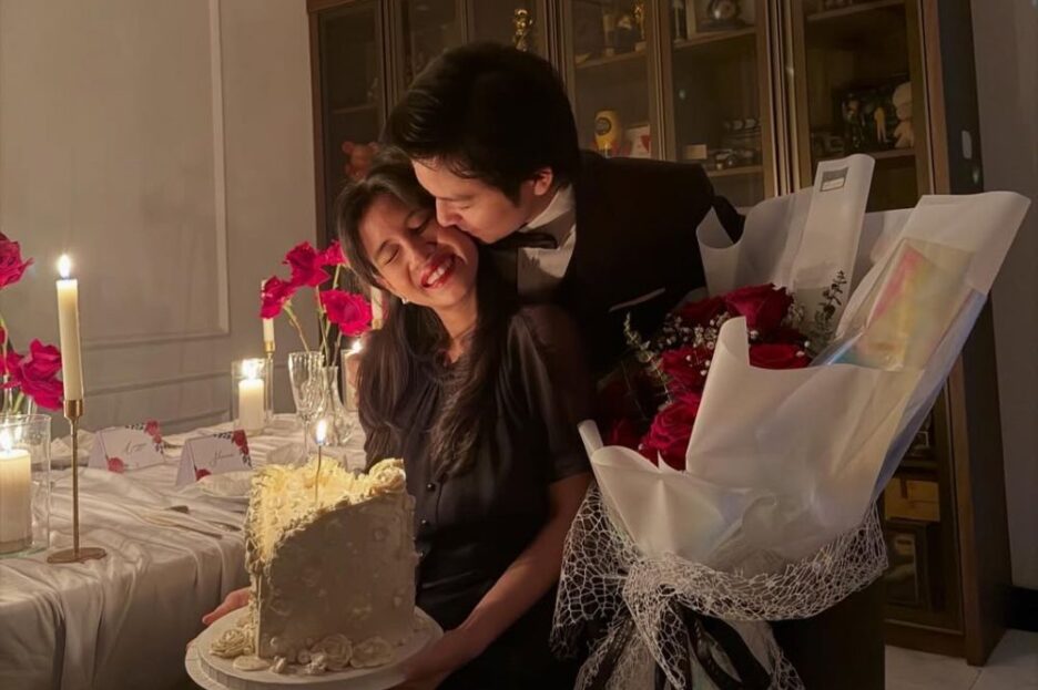 Angga Yunanda memberi Shenina Cinnamon buket bunga mawar merah