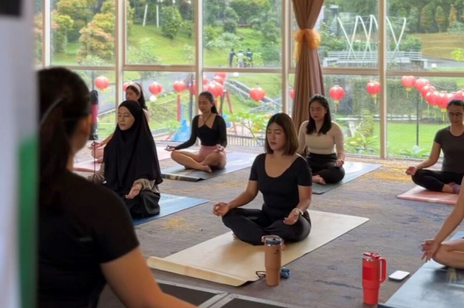 Aston Sentul kembali menghadirkan program wellness melalui kegiatan Light Yoga Class