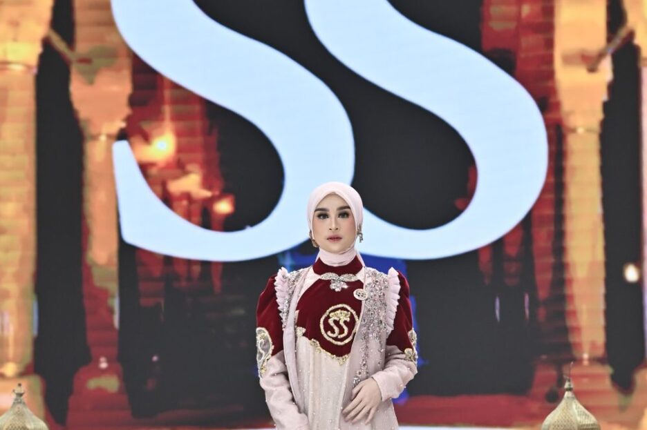 Shella Saukia mencatatkan debut perdananya di panggung Garis Poetih Raya Collection 2026 melalui sebuah pertunjukan mode istimewa bertajuk “The Royal Ottoman Turkiye Heritage”