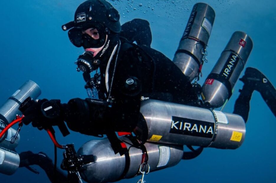 Kirana Larasati mendapat Piagam MURI untuk kategori “Perempuan Pertama yang Berhasil Menyelam pada Kedalaman lebih dari 120 meter.” 