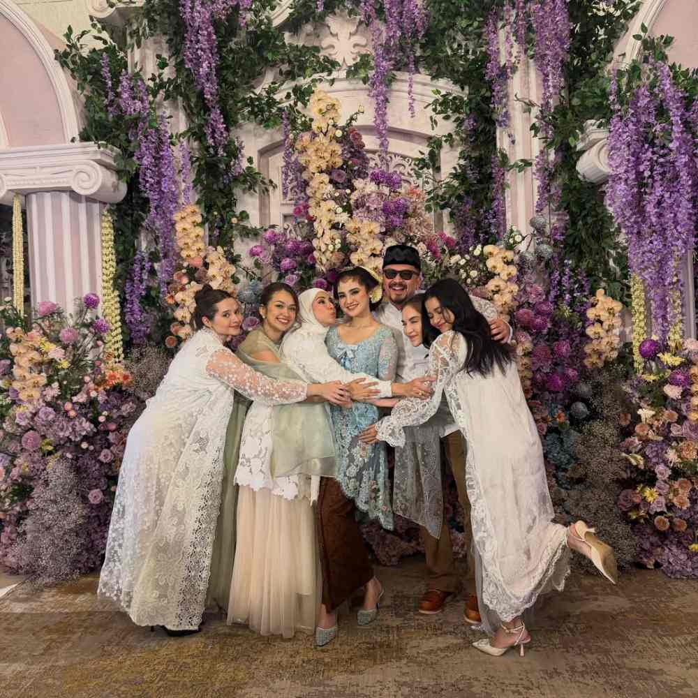 teman-teman Syifa Hadju dari sinetron Mermaid In Love setia hadir di berbagai prosesi.