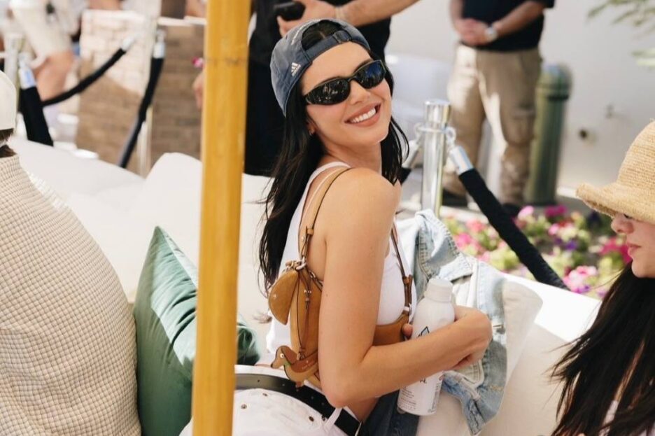 Kendall Jenner tampil dengan tas Duo Mini Kate Spade New York berwarna Garden Soil