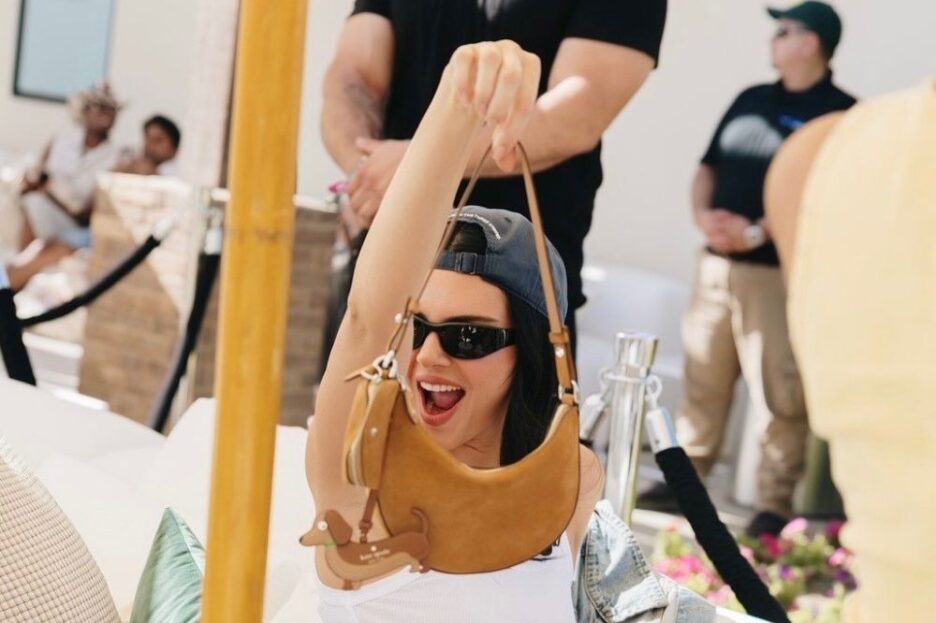 Kendall Jenner tampil dengan tas Duo Mini Kate Spade New York berwarna Garden Soil