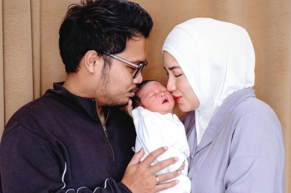 Ochi Rosdiana resmi menjadi seorang ibu