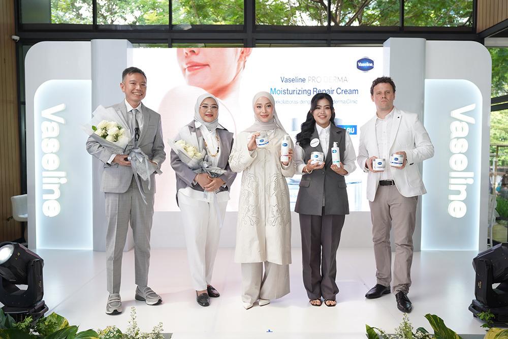 Vaseline meluncurkan rangkaian varian Vaseline Pro Derma yang dikembangkan bersama 300 skin experts dari berbagai belahan dunia.