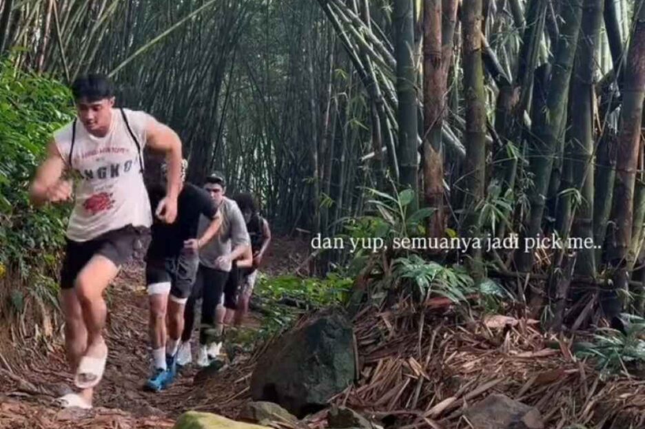 Jika Angela Gilsha, Jordy Riz dkk terlihat memakai sepatu sporty atau kets, Munggaran memakai slipper.