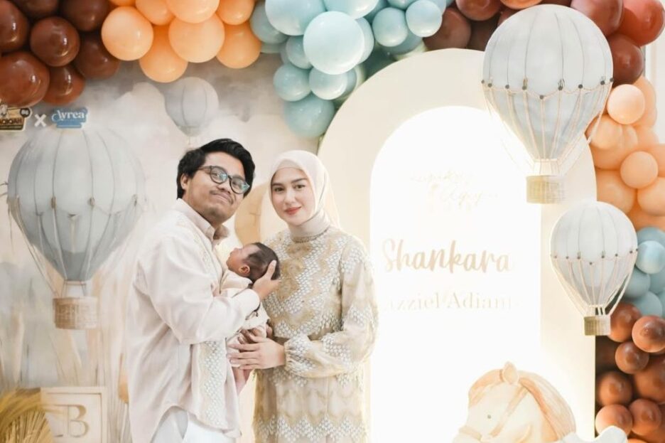 Ochi Rosdiana dan suaminya Luthfi Arif Adianto mengadakan acara Akikah untuk sang putra. 