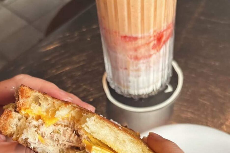 Adhisty Zara ngidam sahsimi, tapi menggantinya dengan makan sandwich tuna