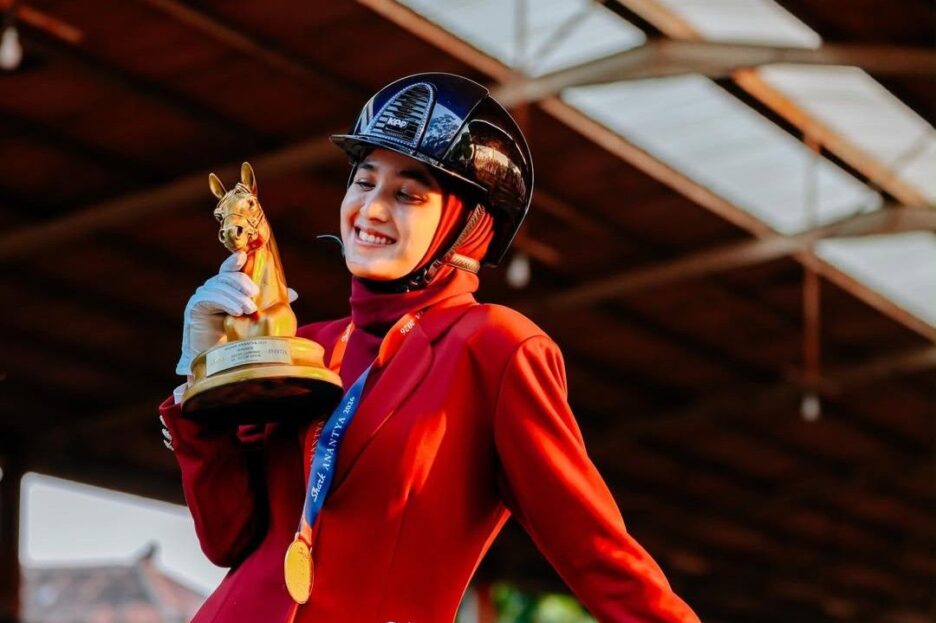 Cut Syifa menjadi juara 1 untuk kategori Show Jumping 40-60 cm Open ajang Shark Anantya 2026