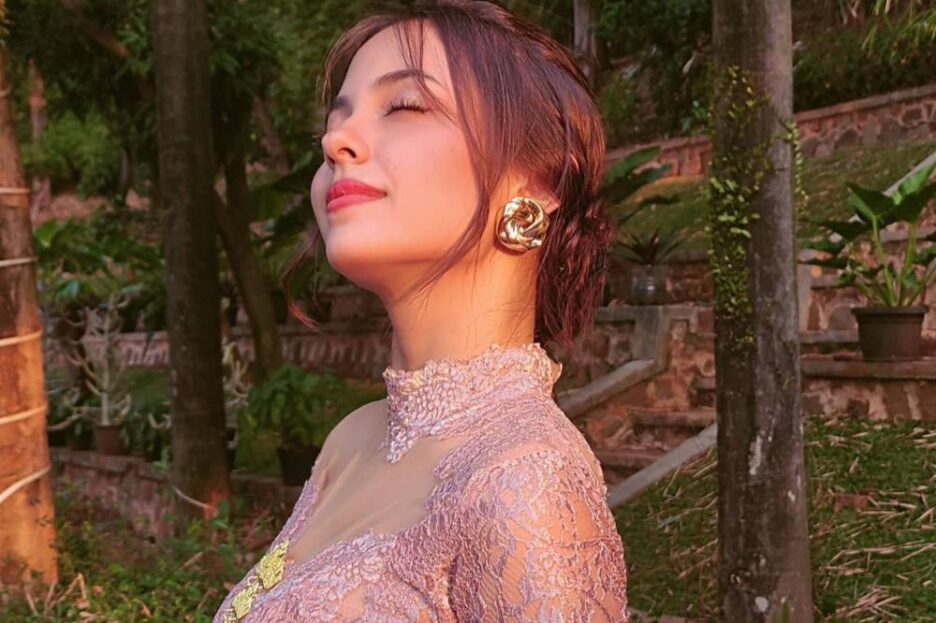 Raisa Marie terlihat memesona mengenakan kebaya bernuansa klasik dengan riasan yang elegan.