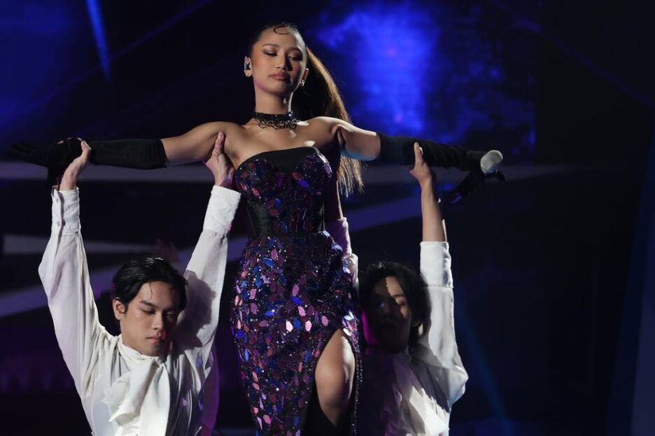 Felicia Angelica menyanyikan lagu Bintang Kehidupan milik Nike Ardilla
