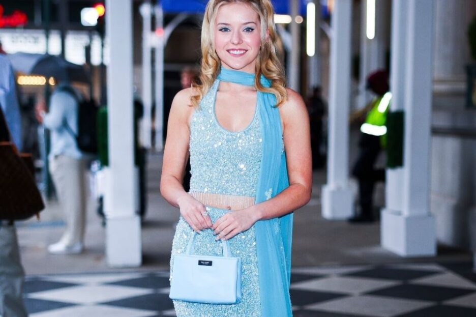 Lexi Minetree mengenakan tas Sam Icon Tote Bag Mini berwarna hitam dari Kate Spade New York.