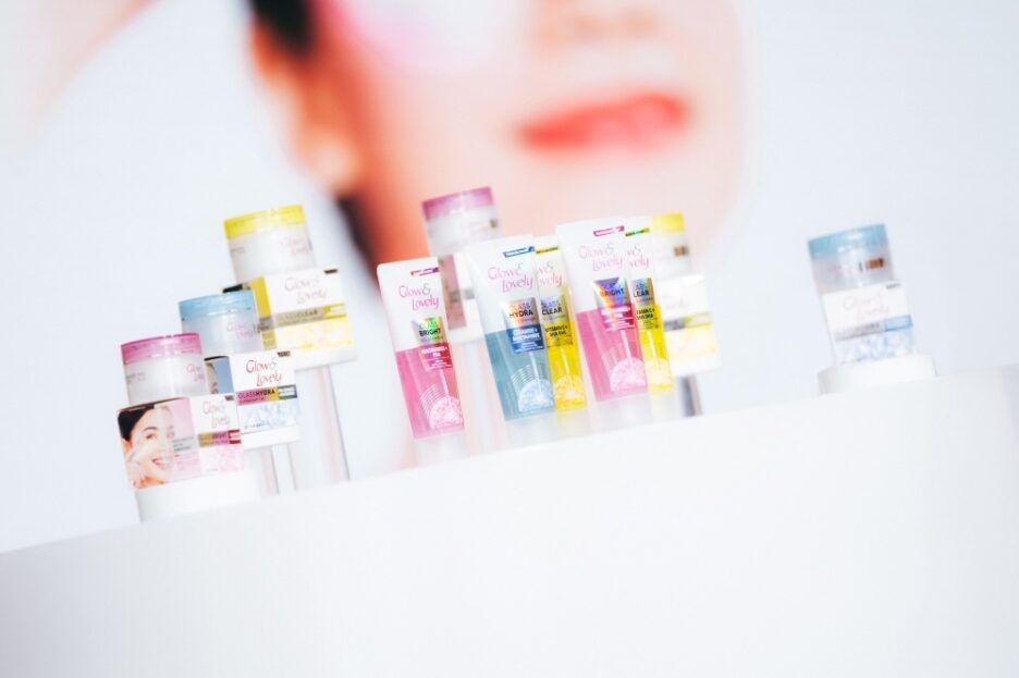 Glow & Lovely menghadirkan Glass Bright Ultralight Range yang terdiri dari Gel Cleanser dan Gel Moisturizer.
