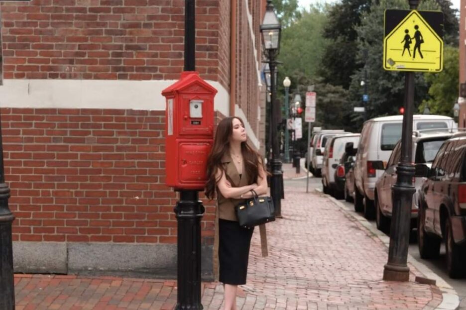 Agatha Chelsea bergaya di Boston's Beacon Hill, Acorn Street, salah satu jalan ikonis kota Boston
