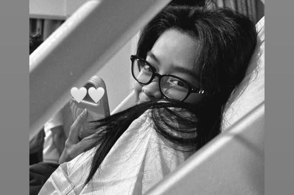 Lewat Instagram Stories, Aqeela Calista me-repost unggahan rekan-rekan yang menjenguknya di rumah sakit tempatnya dirawat.