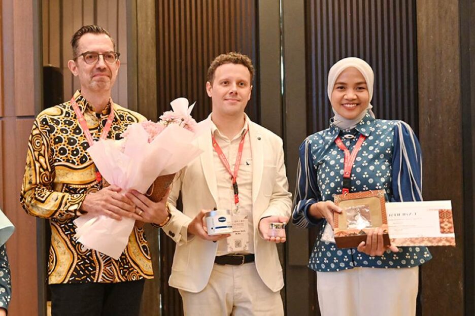 POND'S Bright Miracle dengan teknologi Niasorcinol™ yang terbukti efektif membantu mengurangi penumpukan melanin. 